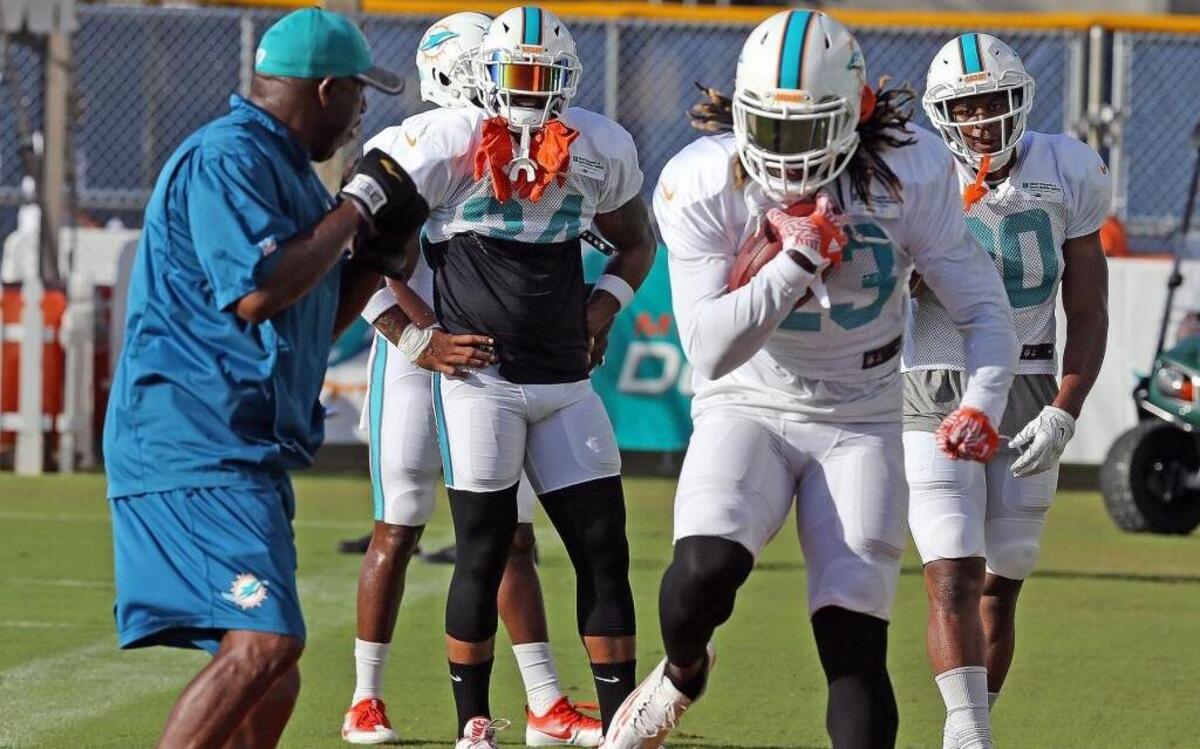 El RB Jay Ajayi trabaja en el campamento de entrenamiento de los Dolphins, el viernes en Davie.