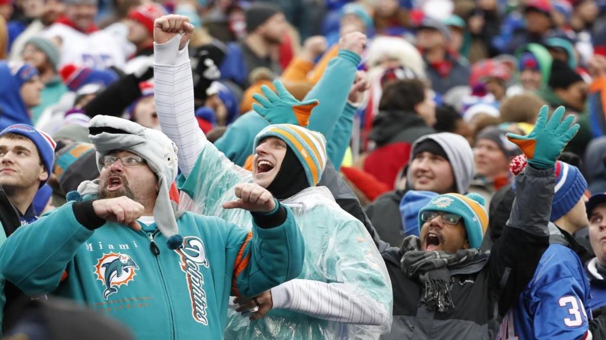AFICIONADOS DE los Dolphins reaccionan con felicidad ante el triunfo sobre los Bills.