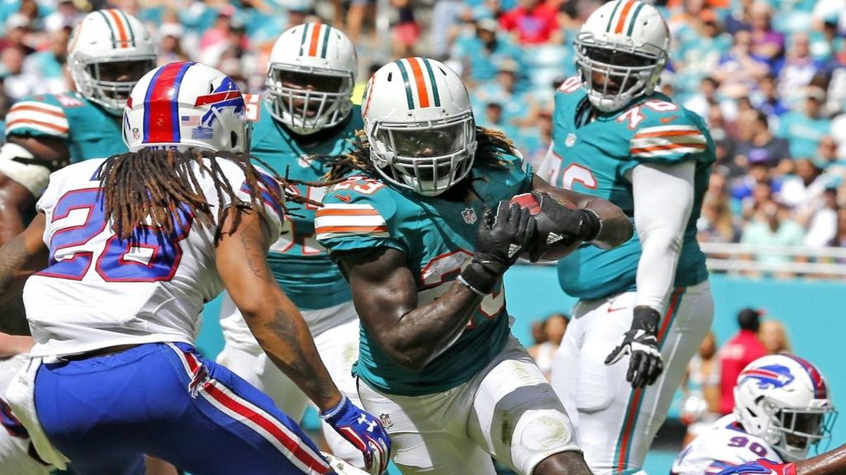 Jay Ajayi, de los Dolphins, arremete contra Ronald Darby (28), de los Buffalo Bills, luego de haber dejado en el piso a varios rivales en el Hard Rock Stadium en Miami, el domingo 23 del 2016.