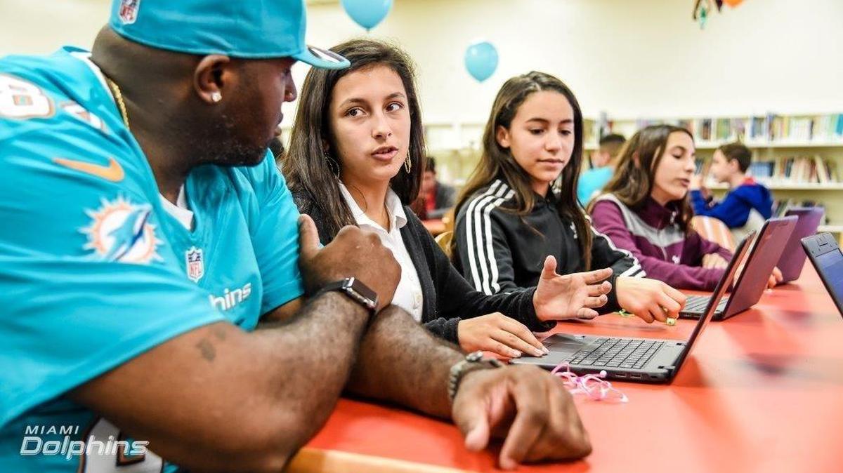 El exjugador de los Dolphins Troy Drayton conversa con los estudiantes del Deerfield Beach Middle School, el viernes 20 de enero del 2017.