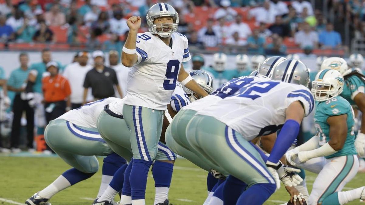 Tony Romo (9), de los Cowboys, contra los Dolphins en Miami, en agosto del 2014.