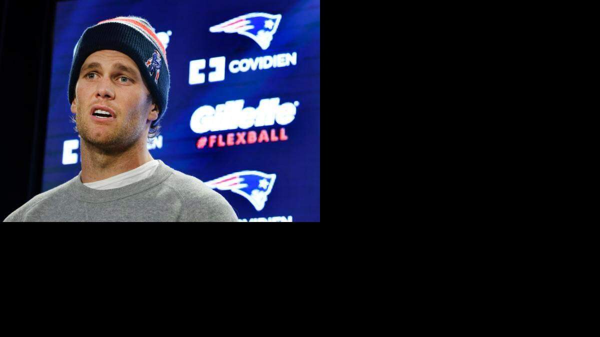
El quarterback de Nueva Inglaterra, Tom Brady, habla sobre la alteración de los ovoides durante una conferencia de prensa este jueves, en Foxborough, Massachusetts.
