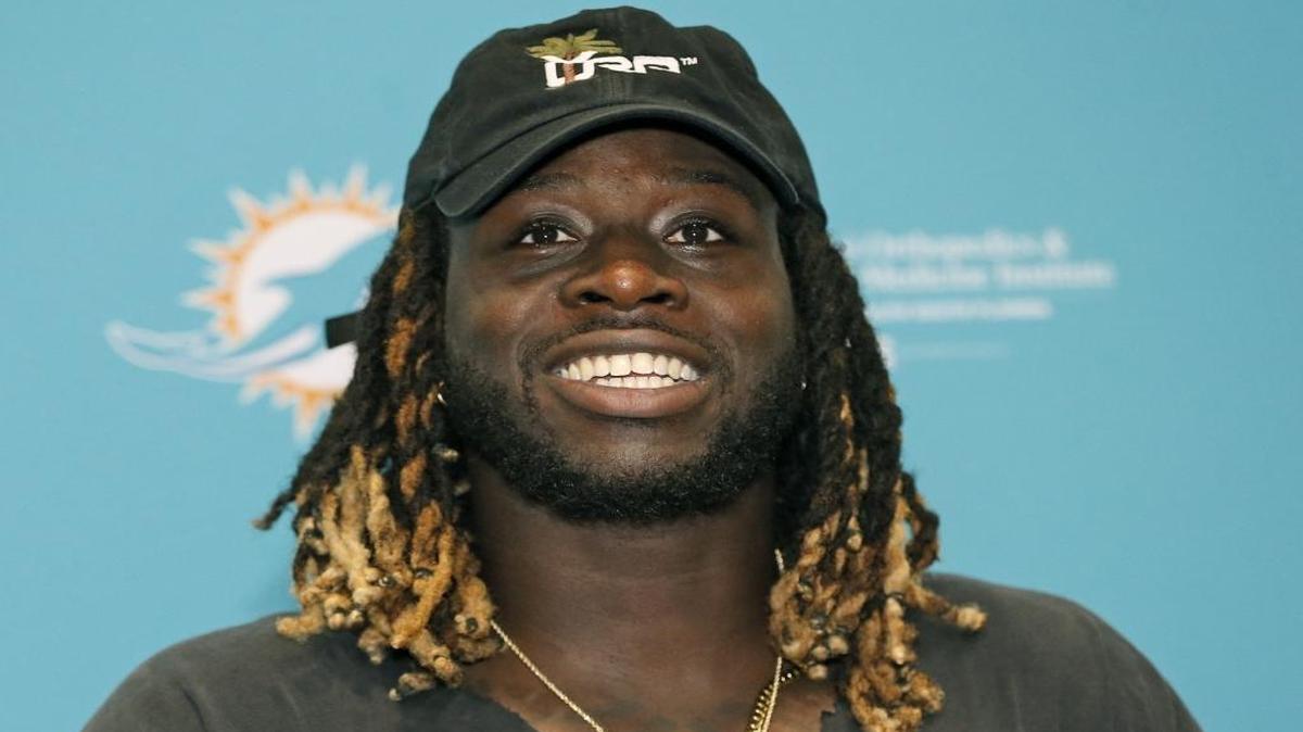 Jay Ajayi (23) habla con los periodistas luego de los entrenamientos de los Dolphins en Davie, Florida, el 23 de mayo del 2017.