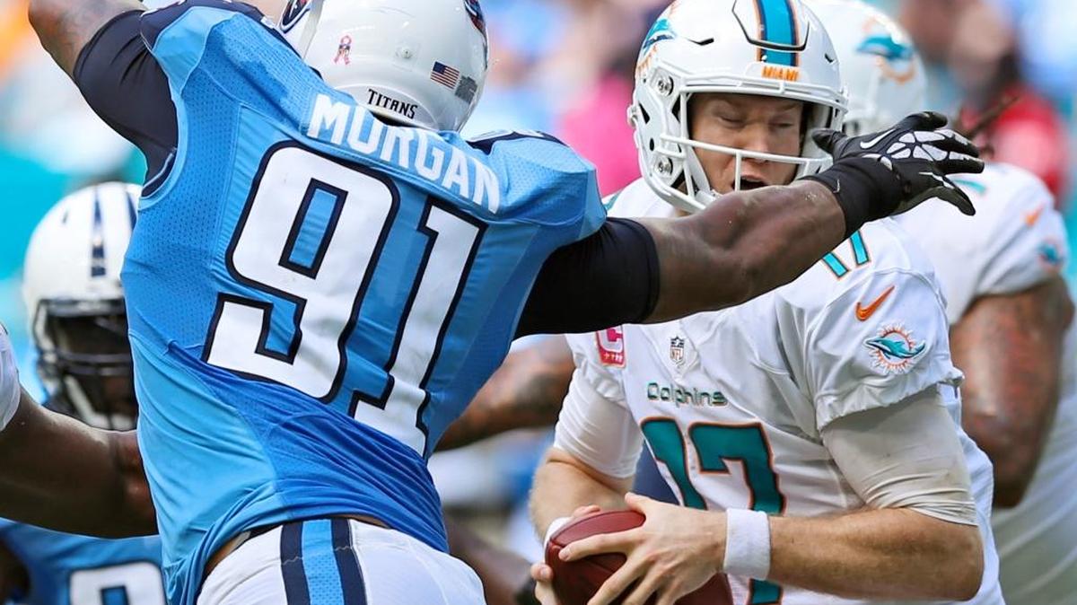 El quarterback de los Dolphins Ryan Tannehill (17) es perseguido y luego derribado por Derrick Morgen (91), de los Titans de Tennessee, en el Hard Rock Stadium, el domingo 9 de octubre del 2016 en Mami.