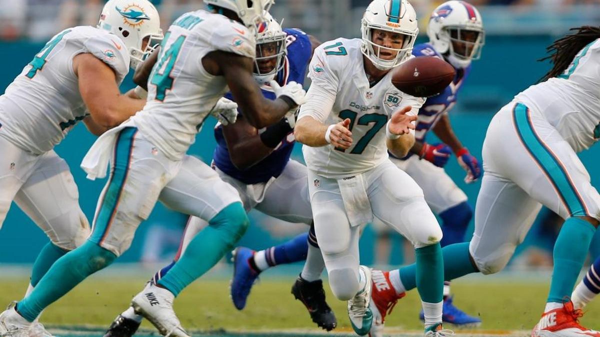 
EL QB de los Miami Dolphins Ryan Tannehill (17) le pasa la bola al WR Jarvis Landry (14) en el partido que su equipo perdió ante los Buffalo Bills, el domingo en el Sun Life Stadium.
