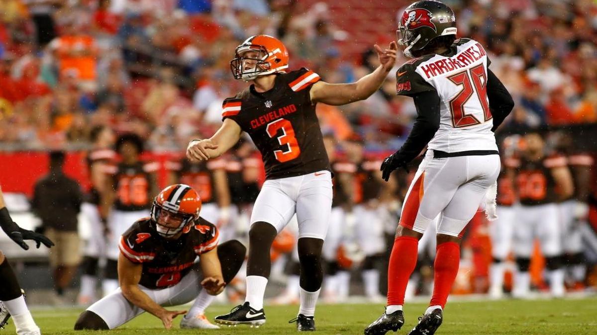 El kicker Cody Parkey (3), de los Browns de Cleveland patea el ovoide que le ha puesto el punter Britton Colquitt (4) para anotar un gol de campo de 38 yardas frente al cornerback Vernon Hargreaves (28), de los Buccaneers, la noche del 26 de agosto del 2017 en el Raymond James Stadium en Tampa, Florida.