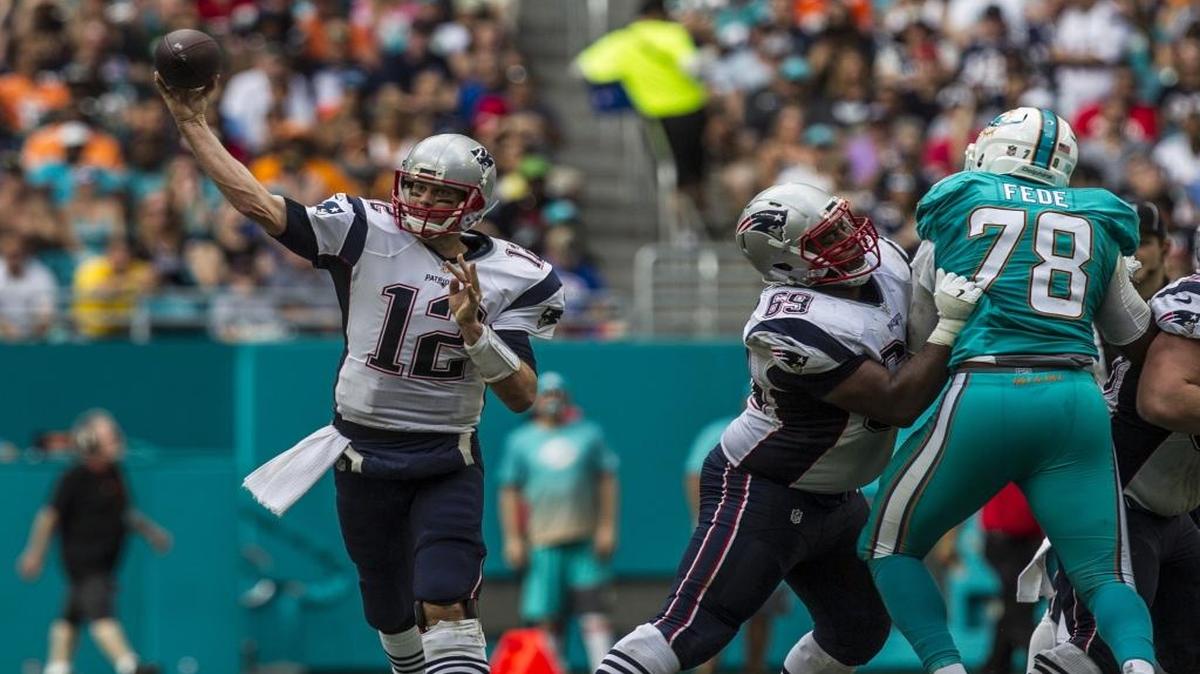 El quarterback de los Patriots Tom Brady (12) pase el ovoide contra los Dolphins en el Hard Rock Stadium, el 1 de febrero del 2017. Brady pasó para 273 yardas y tres touchdowns en la victoria 35-14 sobre el equipo de Miami.