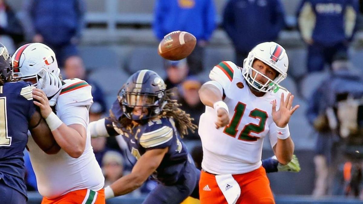 El quarterback de los Huracanes Malik Rosier (12) no puede completar un pase tras un bloqueo de un jugador de Pittsburgh en los segundos finales del partido, el 24 de noviembre de 2017.