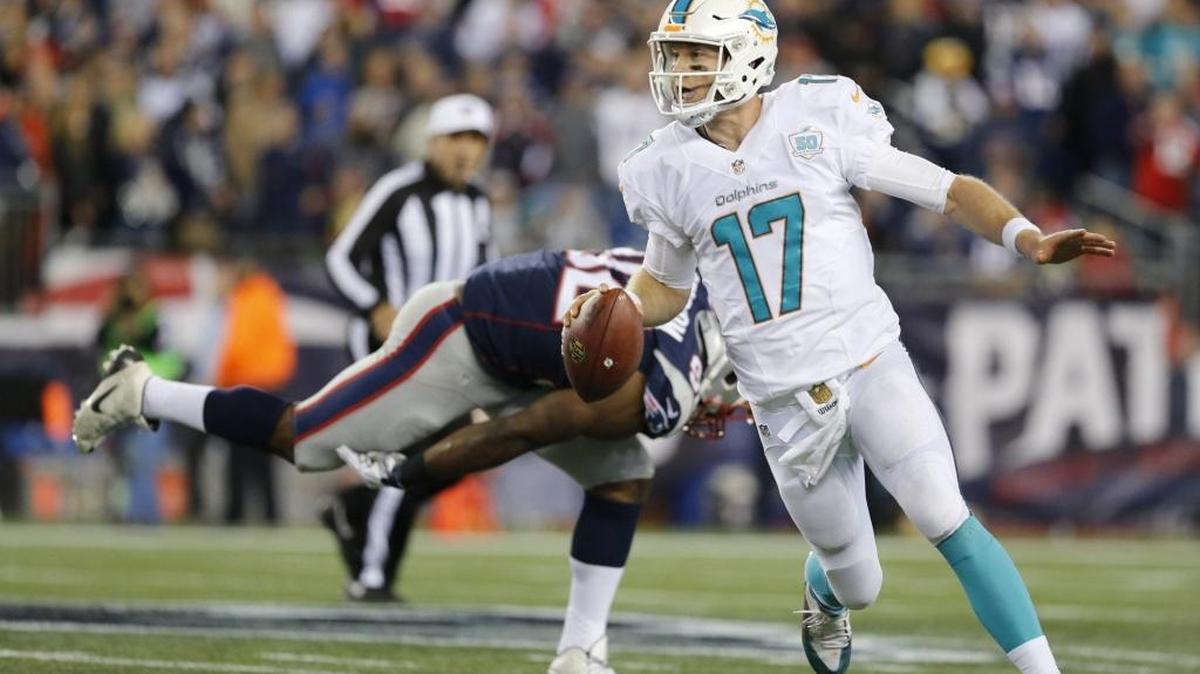 El QB Ryan Tannehill (17) evita que lo derriben en el choque contra los Patriots, en octubre pasado.