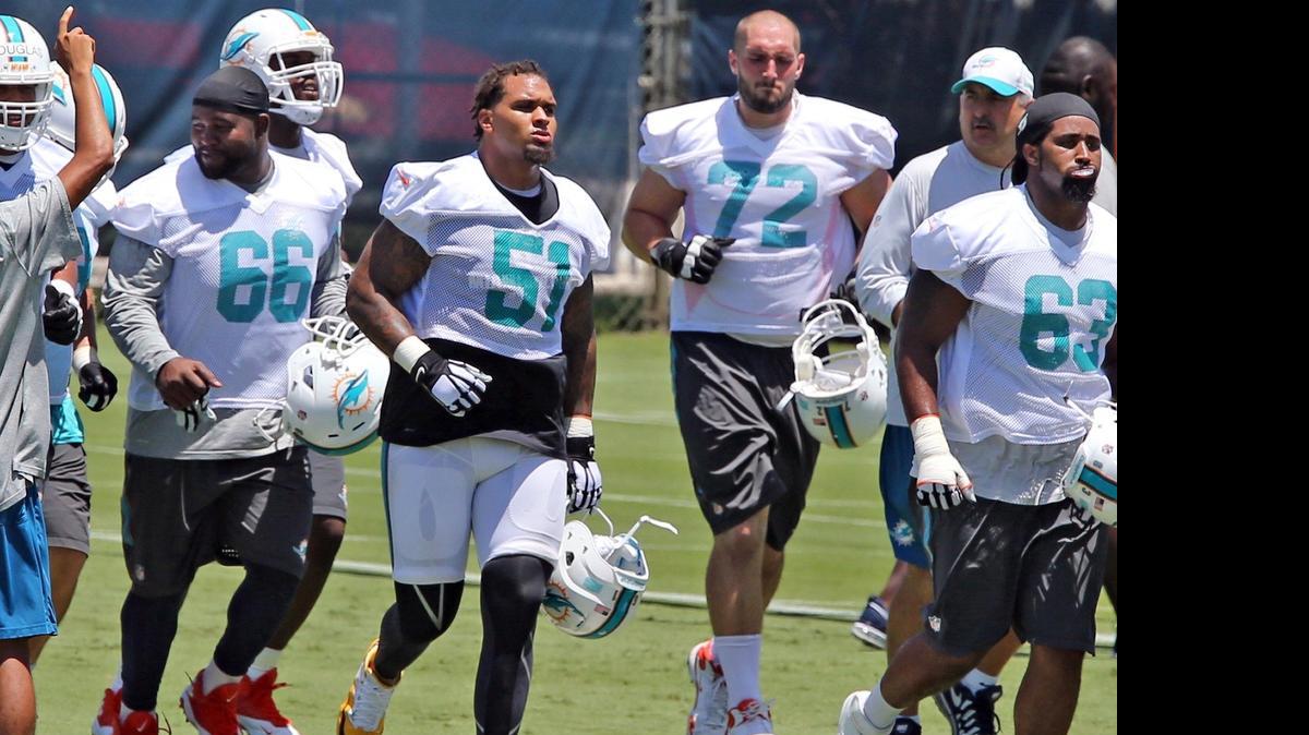 
Mike Pouncey (51) durante una práctica con los Dolphins en Davie, Florida, el 16 de junio pasado.
