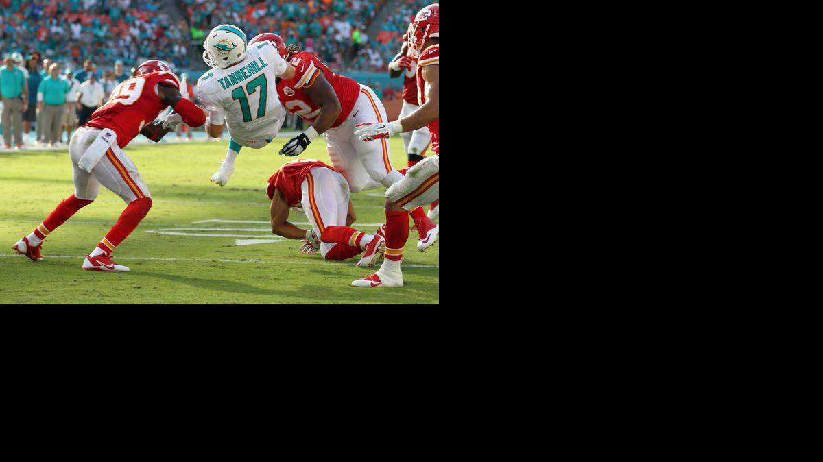 
El quarterback de los Dolphins Ryan Tannehill cae entre los jugadores de los Chiefs Husain Abdullah (izq.) y Dontari Poe, en el segundo cuarto del partido efectuado el domingo 21 de septiembre en el Sun Life Stadium de Miami.


