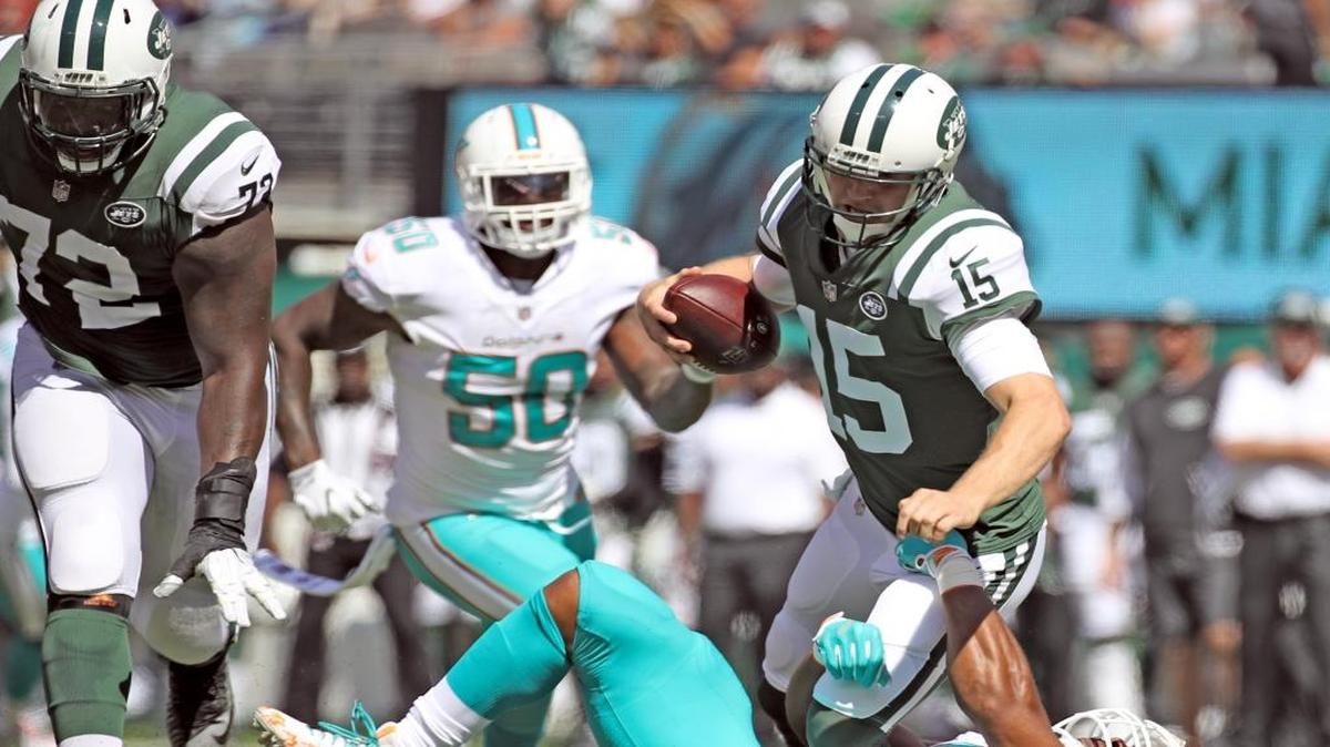 Cameron Wake (91), de los Dolphins, trata de derribar al quarterback de los Jets Josh McCown (15), en el Met Life Stadium, en East Rutherford, Nueva Jersey, el domingo 24 de septiembre del 2017.