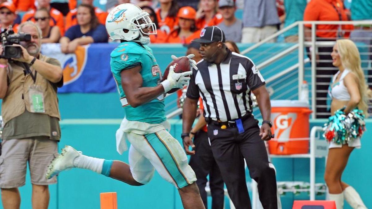 El running back de los Dolphins Kenyan Drake (32) anota un touchdown ante los Broncos, en el partido celebrado el 3 de diciembre de 2017 en el Hard Rock Stadium de Miami Gardens, Florida.