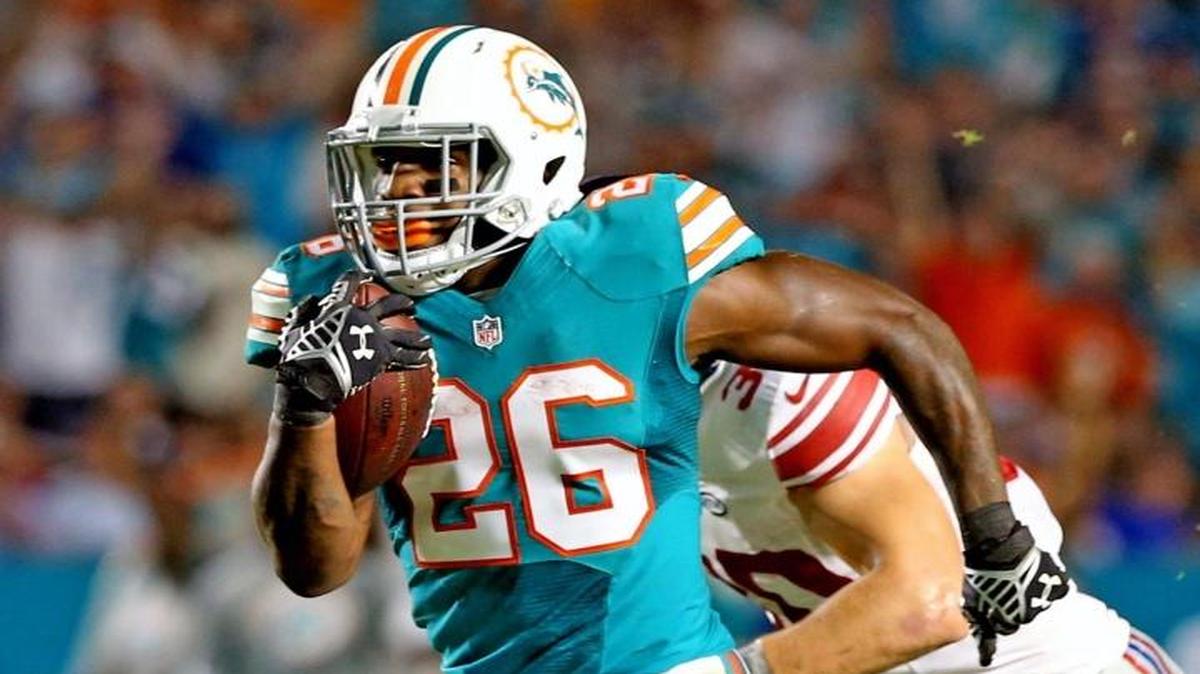 Lamar Miller corre para anotar un TD de 38 yardas.