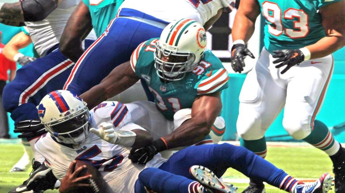 Cameron Wake, de los Dolphins, derriba al quarterback Tyrod Taylor, de los Buffalo Bills, en el Hard Rock Stadium en Miami, el domingo 23 de octubre del 2016.