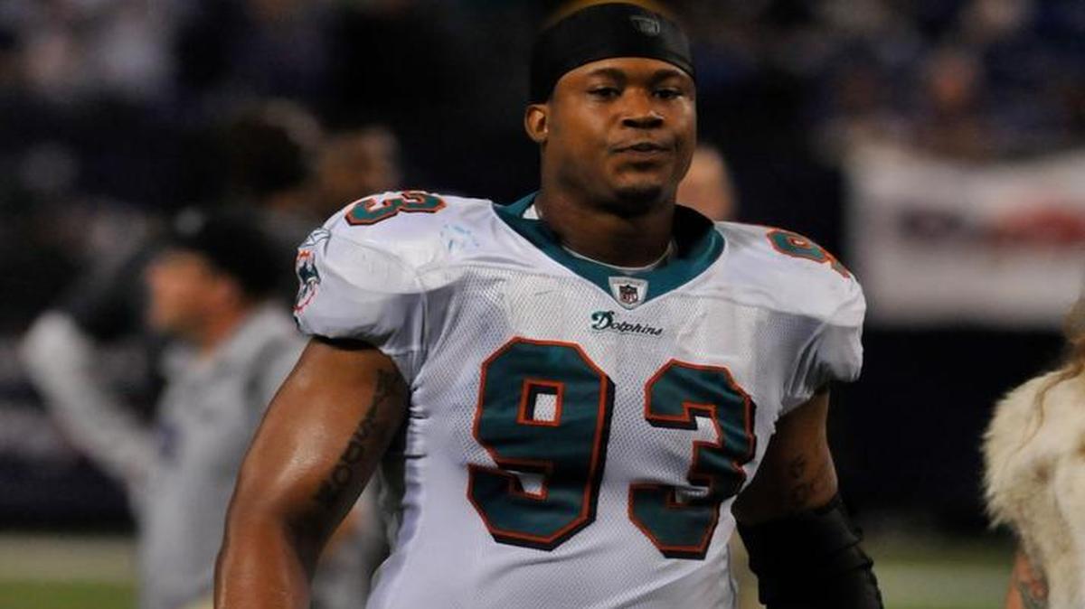 El linebacker de los Dolphins Quentin Moses en un partido de la NFL, el 19 de septiembre del 2010, en Minneapolis.