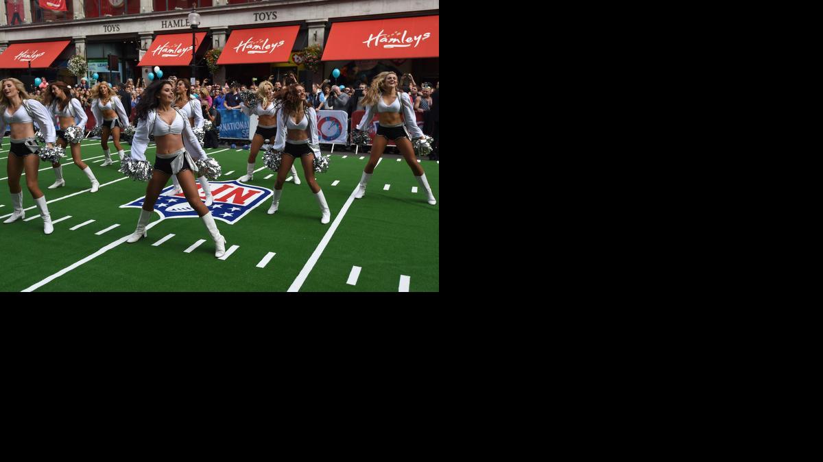 
Las Raiderettes, cheerleader del equipo de Oakland, actúan en Regent Street, en Londres, el sábado en un acto de promoción del choque contra los Dolphins.
