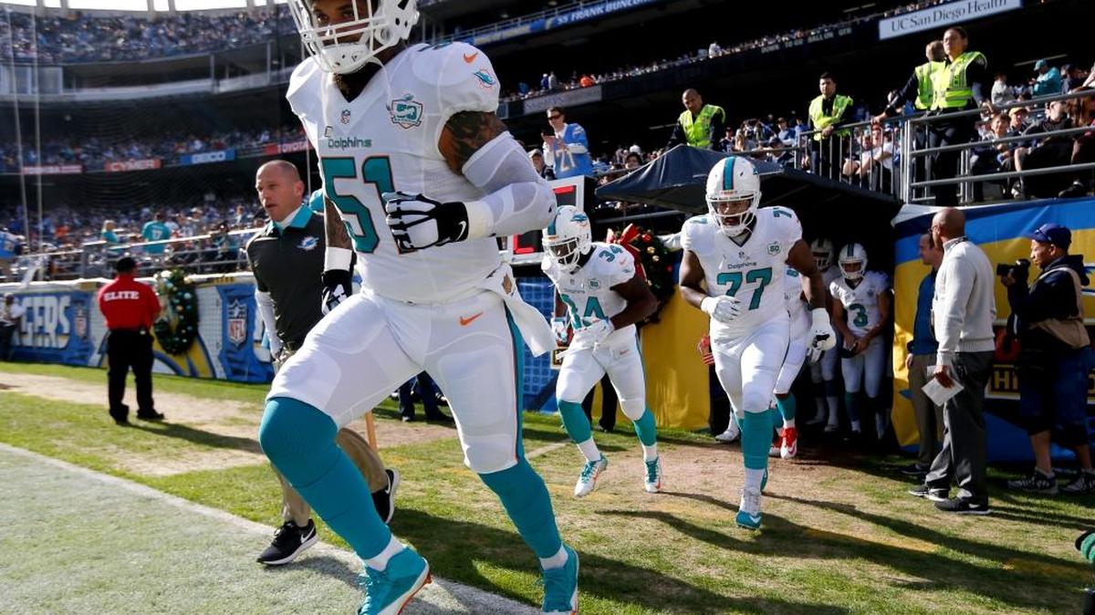 Mike Pouncey ingresa a la cancha para el partido contra los Chargers, el domigo pasado, cuando se lesionó.