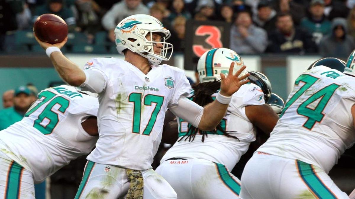 Ryan Tannehill, de los Dolphins, pasa contra los Eagles, en el Lincoln Financial Field en Filadelfia, en noviembre.