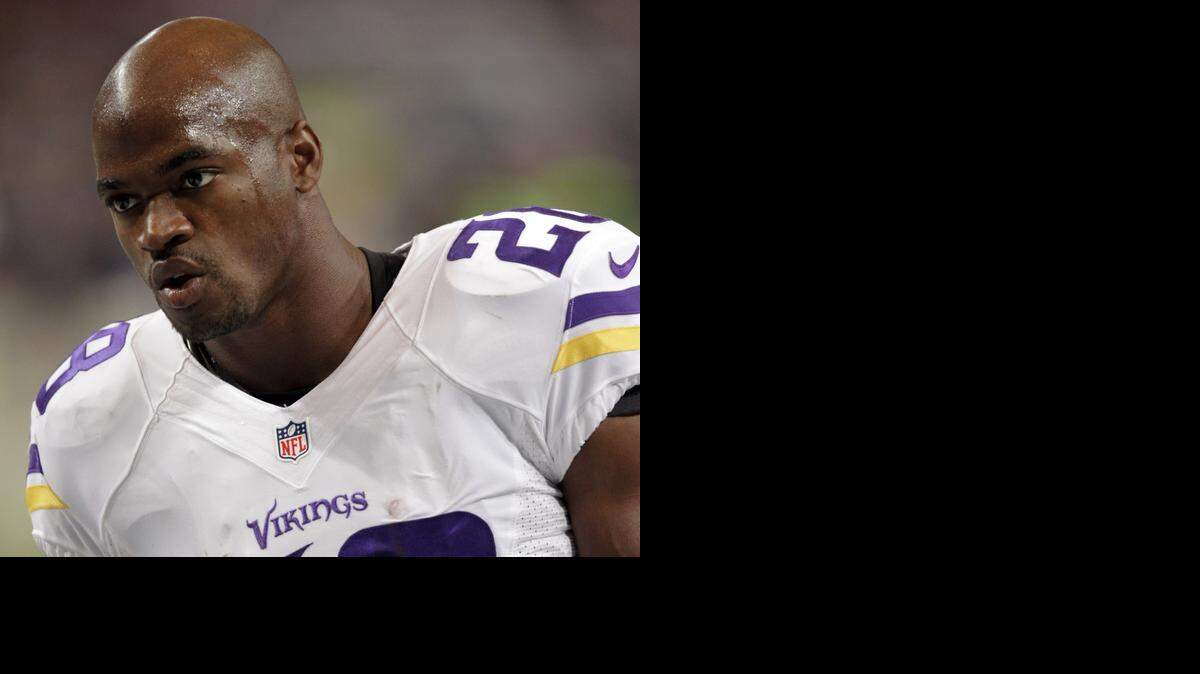 
El running back del equipo Minnesota Vikings, Adrian Peterson, calienta durante un partido de la NFL contra los St. Louis Rams el 7 de septiembre de 2014.

