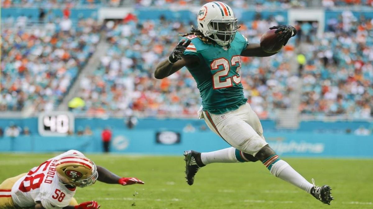 El running back de los Dolphins Jay Ajayi (23) anota un touchdowm contra los 49ers de San Francisco, en el Hard Rock Stadium en Miami el domingo 27 de noviembre del 2016.