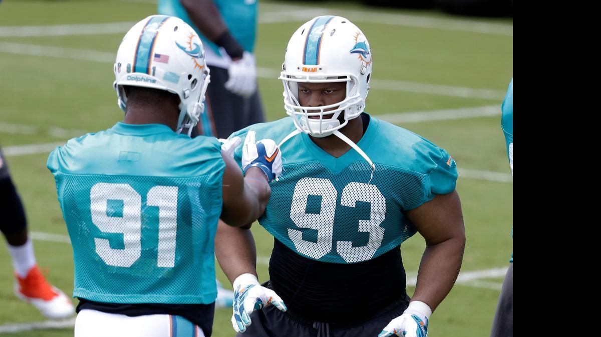 
Cameron Wake (91) en un entrenamiento con Ndamukong Suh (93), el 1 de junio del 2015, en Davie, Fla.
