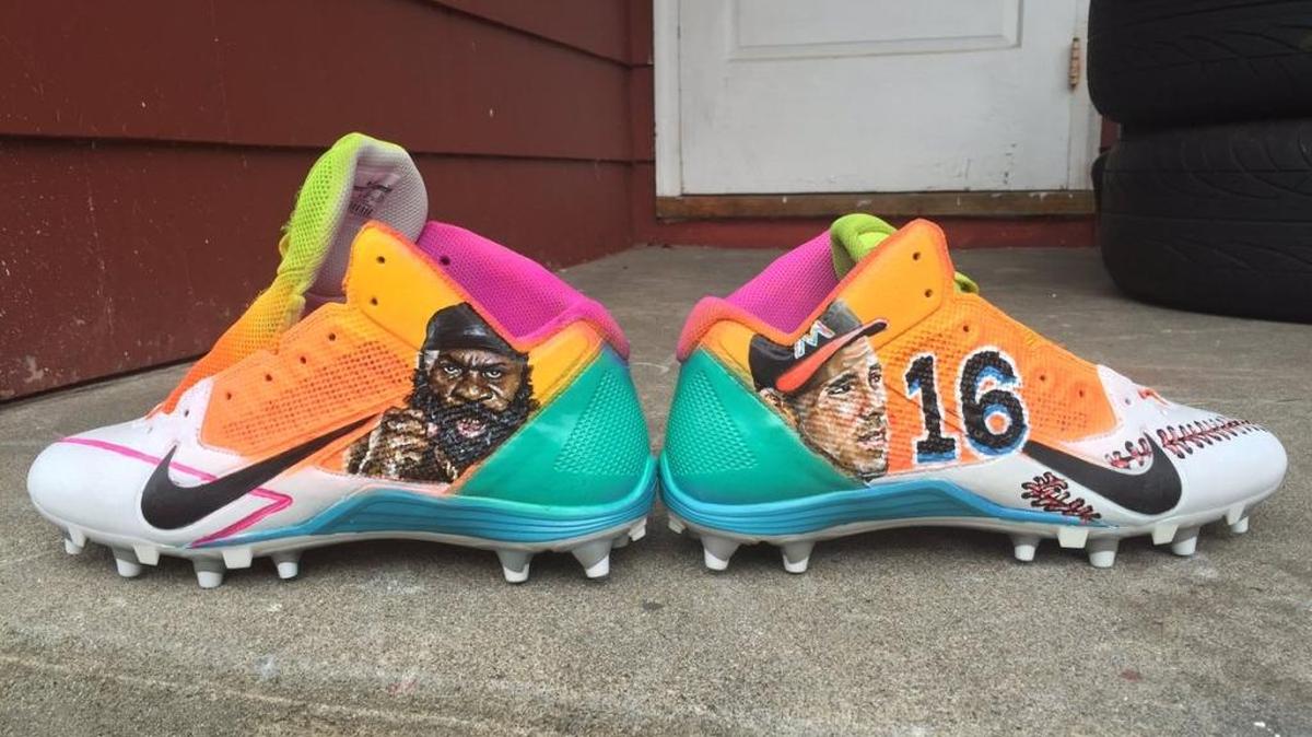 Las botas de Antonio Brown con las que jugará con los Steelers contra los Dolphins, el domingo en Miami. Rinden homenaje a Kimbo y José Fernández.