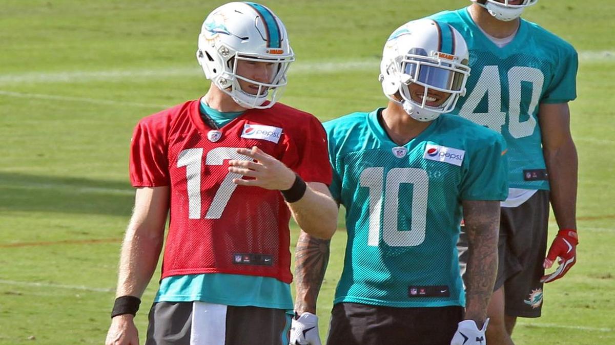 
El QB Ryan Tannenhill (17) con el WR Kenny Stills (10) en el entrenamiento de los Dolphins, en Davie, Florida, el lunes 17 de agosto del 2015.
