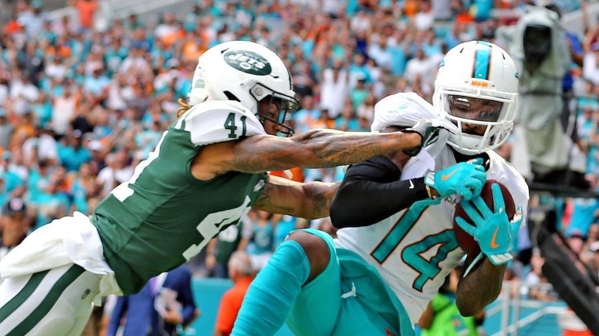 El wide receiver de los Dolphins Jarvis Landry (14) atrapa un pase de touchdown sobre Buster Skrine (41), de los Jets, en el primer cuarto en el Hard Rock Stadium en Miami, la tarde del domingo 22 de octubre del 2017.