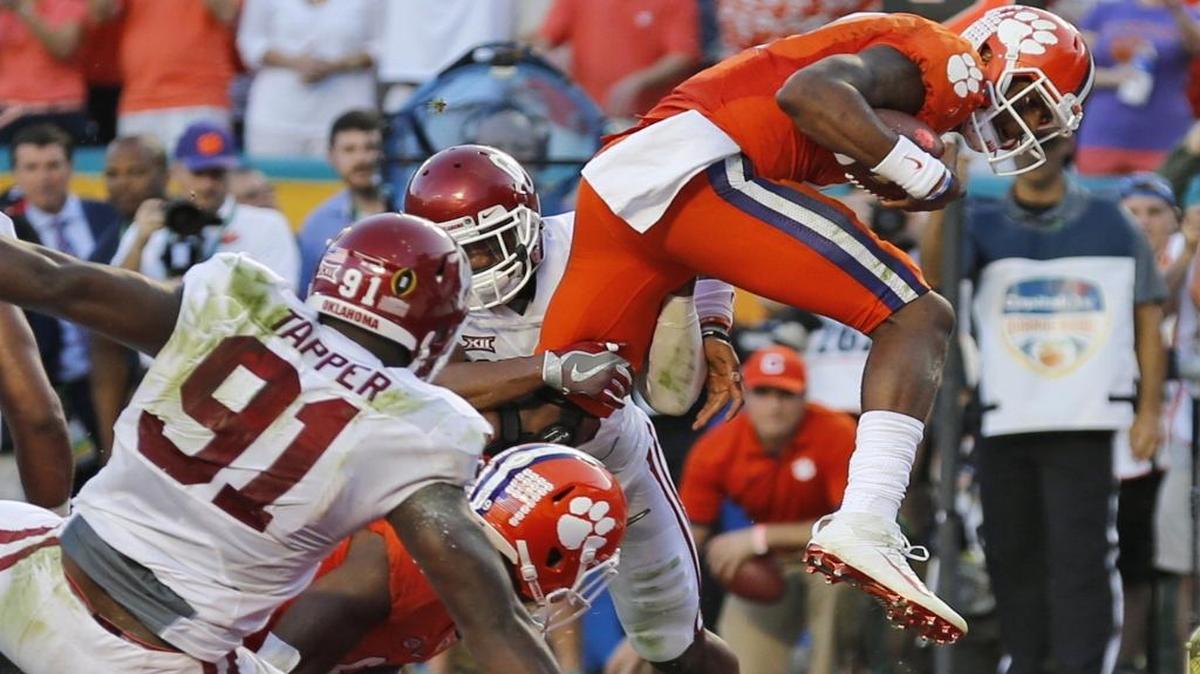 El QB de los Tigers de Clemson Deshaun Watson salta para anotar un touchdown, el jueves en Miami.