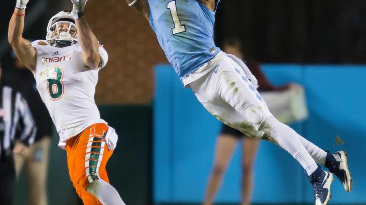 Mike Hughes, de North Carolina, desvía un pase a Braxton Berrios (der.), de Miami, en el Kenan Stadium, el sábado 14 de noviembre del 2015 en Chapel Hill, North Carolina.