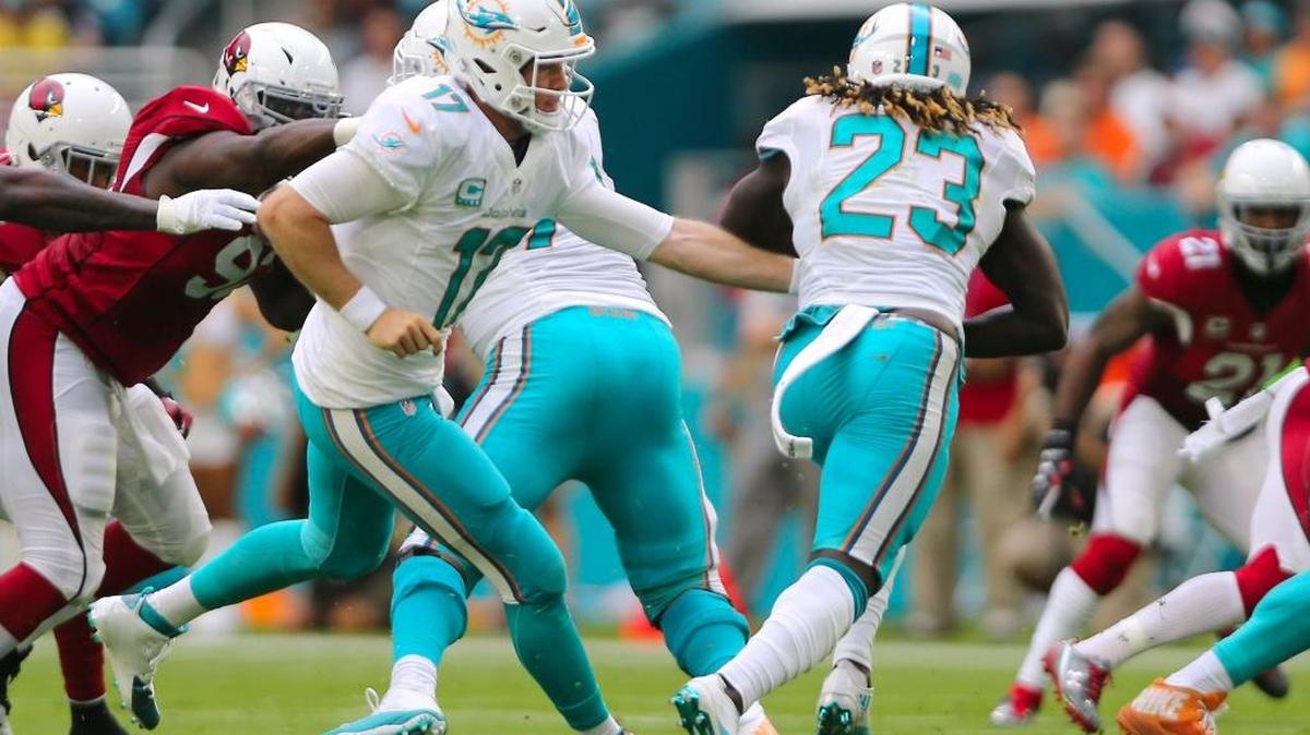 Ryan Tannehill entrega el ovoide al running back Jay Ajayi (23) en el primer cuarto del partido contra los Cardinals, en el Hard Rock Stadium, el 11 de diciembre del 2016, en Miami. Ese día se lesionó el quarterback.