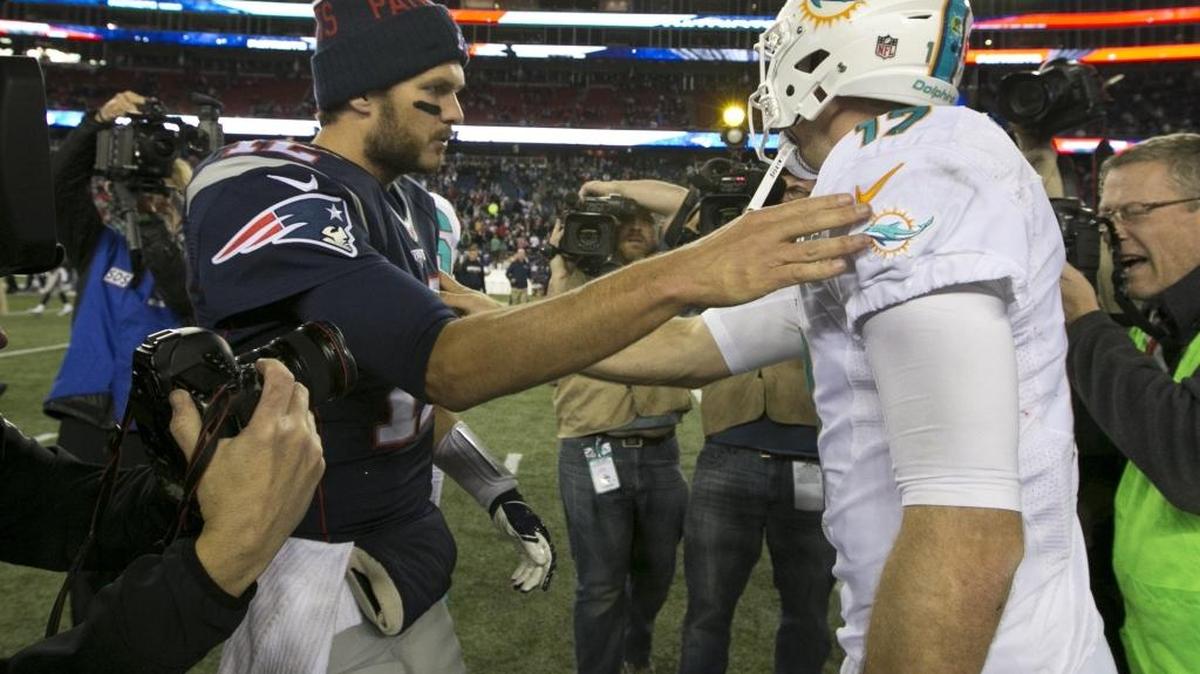 El quarterback de los Patriots Tom Brady (izq.) y su colega de los Dolphins Ryan Tannehill (17) se saludan luego del partido en el Gillette Stadium en Foxborough, Massachusetts el jueves 29 de octubre del 2015.