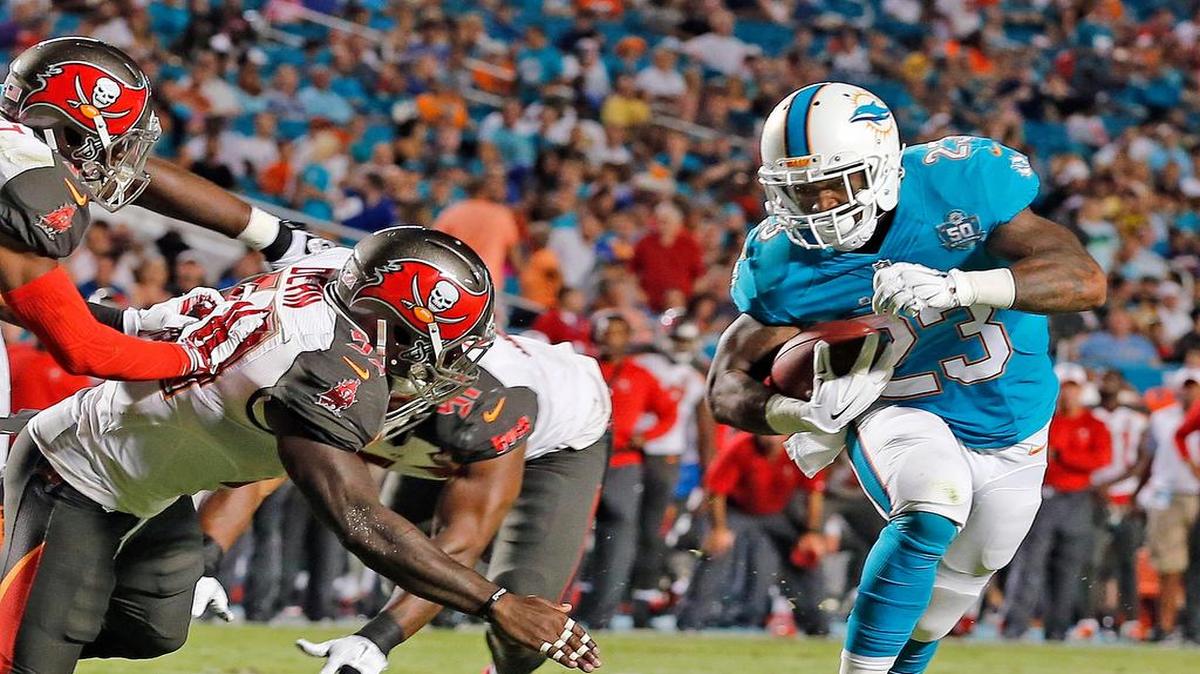 
El running back de los Dolphins Mike Gillislee (der.) anotó un touchdown en el segundo cuarto del partido contra los Buccaneers de Tampa Bay, el jueves en el Sun Life Stadium de Miami en el cierre de la pretemporada.
