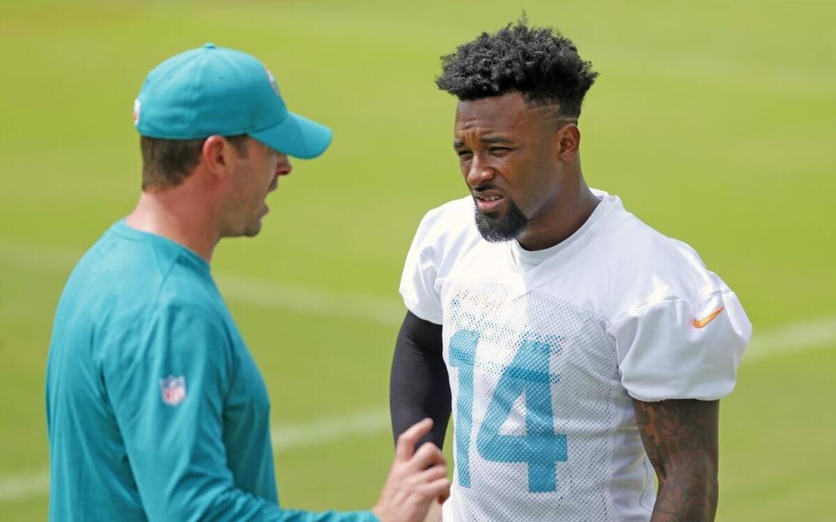 El entrenador Adam Gase conversa con el wide receiver Jarvis Landry (14) en el minicampamento de entrenamientos de los Dolphins, el 14 de junio en Davie, Florida.