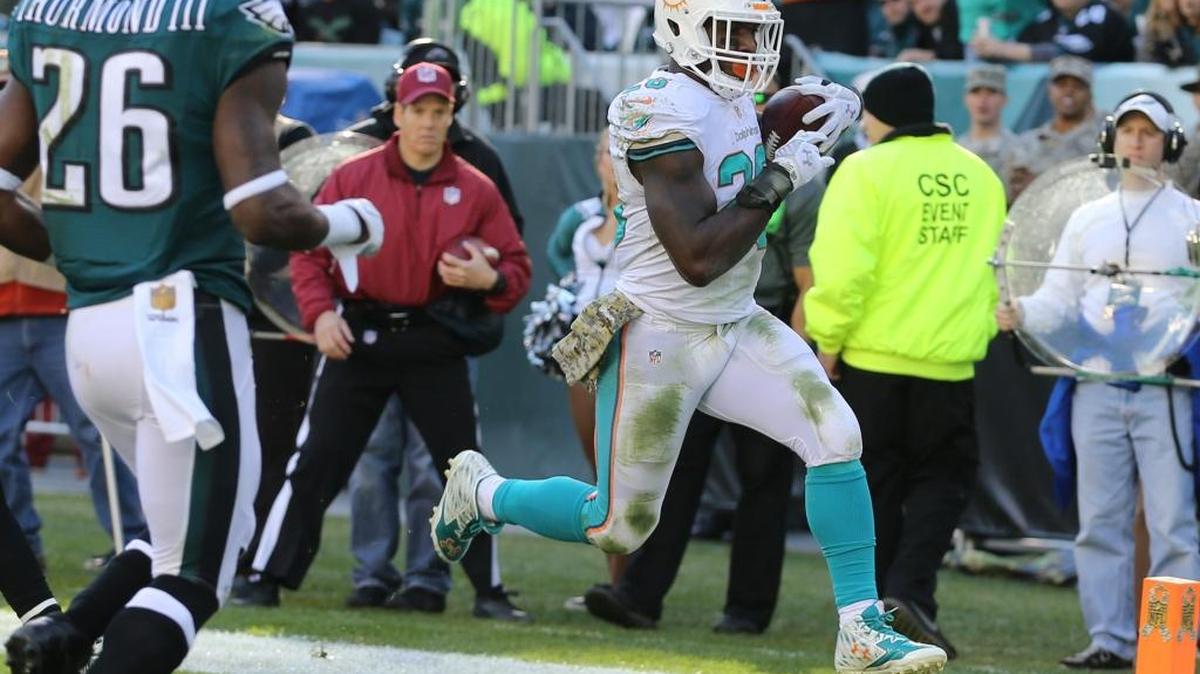 El running back de los Dolphins Lamar Miller anota un touchdown contra los Eagles e; 15 de noviembre en el Lincoln Financial Field de Filadelfia.