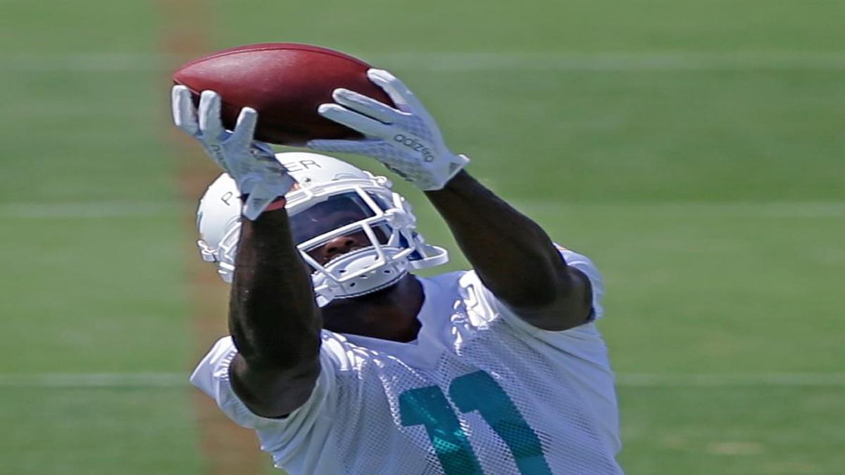 
El wide receiver DeVante Parker atrapa el ovoide en el minicampamento de los Dolphins, el sábado 9 de mayo del 2015 en Davie, Florida.

