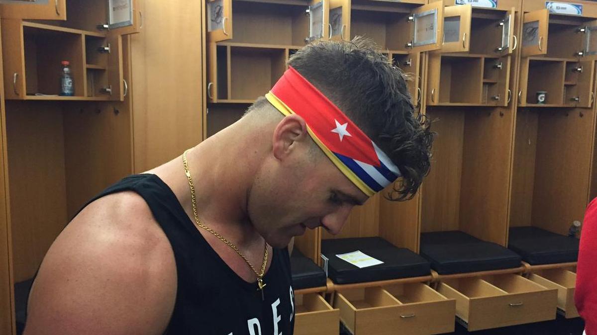 Kiko Alonso se puso una bandana con la bandera de Cuba después de la victoria de los Dolphins de Miami sobre los 49ers de San Francisco, el pasado domingo.