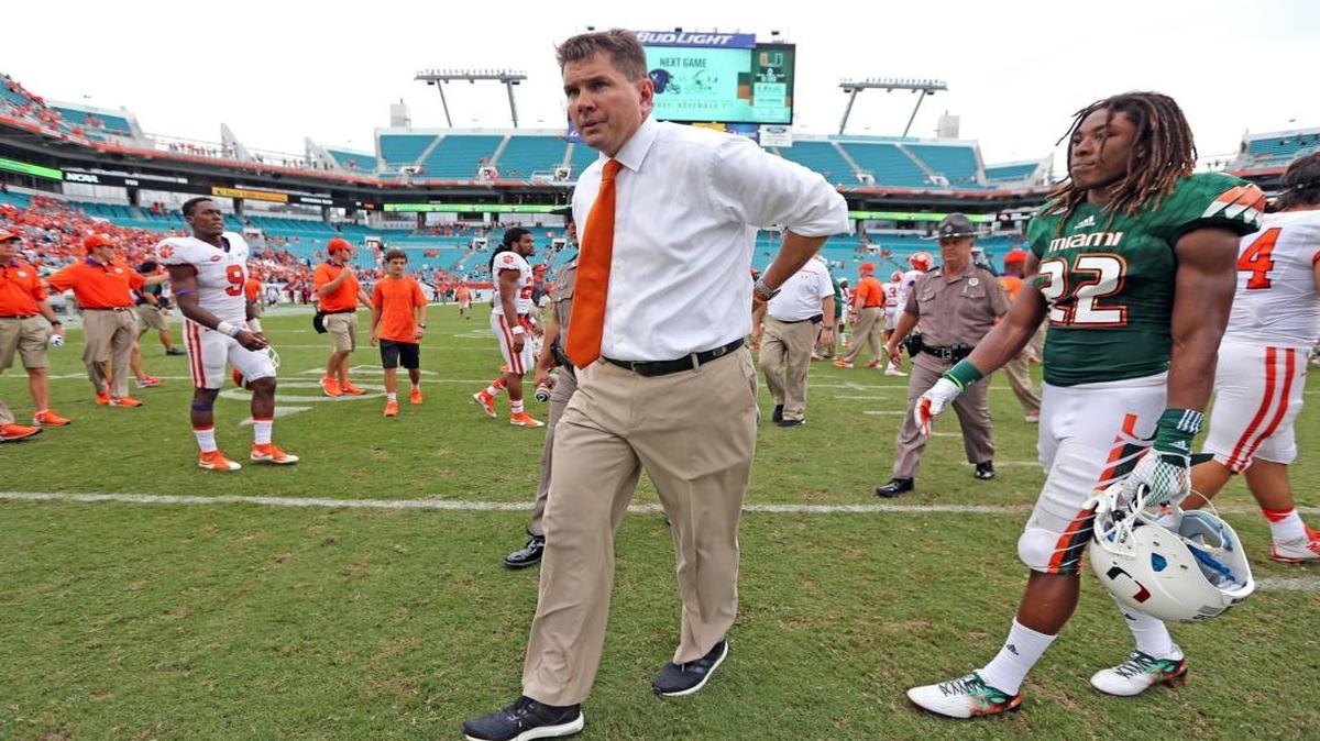 Al Golden sale del campo después de la derrota de los Huracanes 58-0 ante Clemson, el 24 de octubre en el Sun Life Stadium.