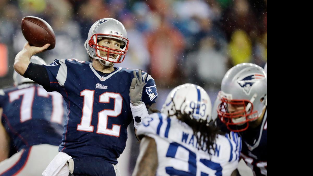 
Tom Brady (12) se dispone a pasar el ovoide contra los Colts, en el partido de los balones desinflados, en enero pasado.
