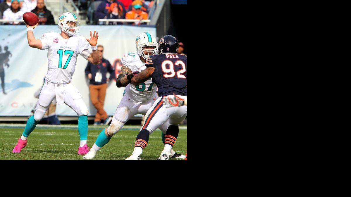 
Ryan Tannehill, de los Dolphins, se dispone a pasar el ovoide contra los Bears en el Soldier Field en Chicago, Illinois, el 19 de octubre del 2014.
