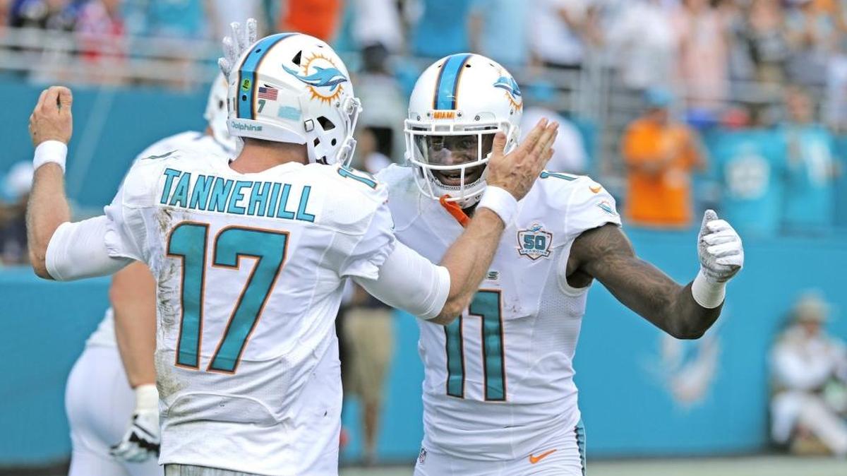 El wide receiver de los Dolphins DeVante Parker (11) celebra con el quarterback Ryan Tannehill (17) luego de haber anotado un touchdown contra los Ravens de Baltimore en el Sun Life Stadium en Miami, el domingo 6 de diciembre del 2015.