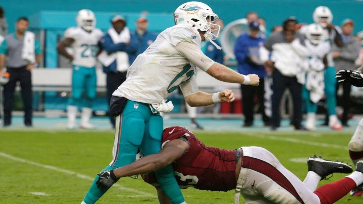 Preciso momento en que el defensive tackle de los Cardinals Calais Campbell (93) golpea al quarterback de los Dolphins Ryan Tannehill (17), en el Hard Rock Stadium, el domingo 11 de diciembre del en Miami.