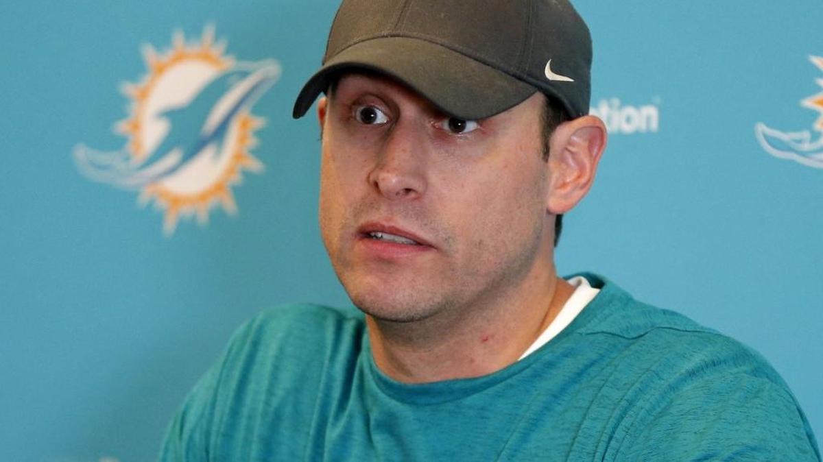 El entrenador de los Dolphins Adam Gase habla con los reporteros en el minicampamento de novatos, en Davie, Florida, el viernes 5 de mayo del 2017.