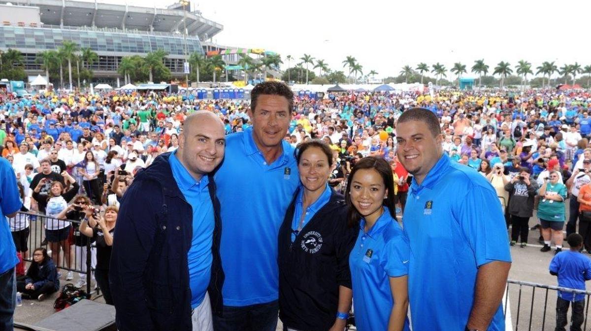 Michael, Dan, Claire, Niki y Joseph Marino (de izq. a der.) en una de las reuniones en el Hard Rock Stadium en favor de la lucha contra el autismo.