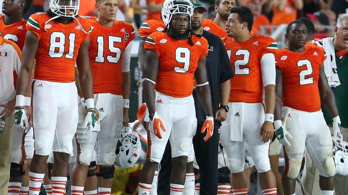 Darrell Langham (81), Brad Kaaya (15), Malcolm Lewis (9), Malik Rosier (12) y Joseph Yearby (2) (de izq. a der.), de los Huracanes, miran el partido contra los Seminoles de Florida State, el sábado 8 de octubre del 2016 en el Hard Rock Stadium, en Miami.
