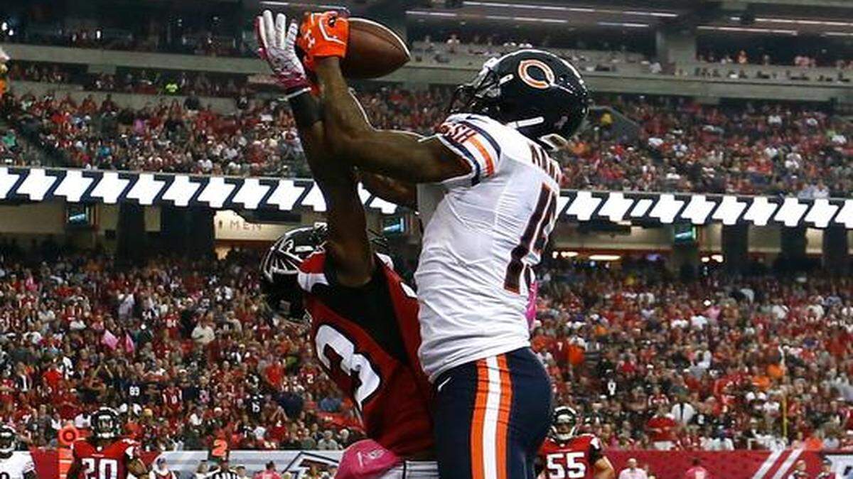 
Brandon Marshall (der.), de los Bears, busca el ovoide marcado por Robert Alford, de los Falcons.
