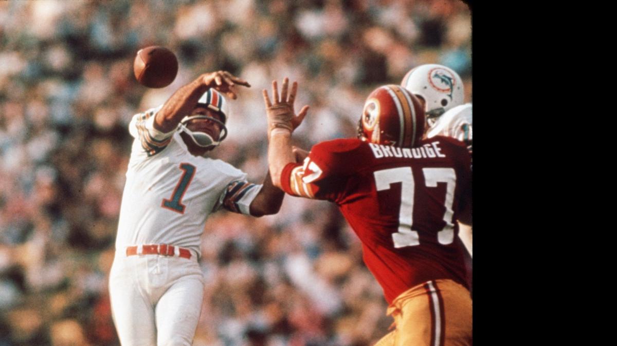 
Garo Yepremian (1), de los Dolphins, contra Bill Brundige, de los Redskins de Washington, en el Super Bowl, el 15 de enero de 1973.
