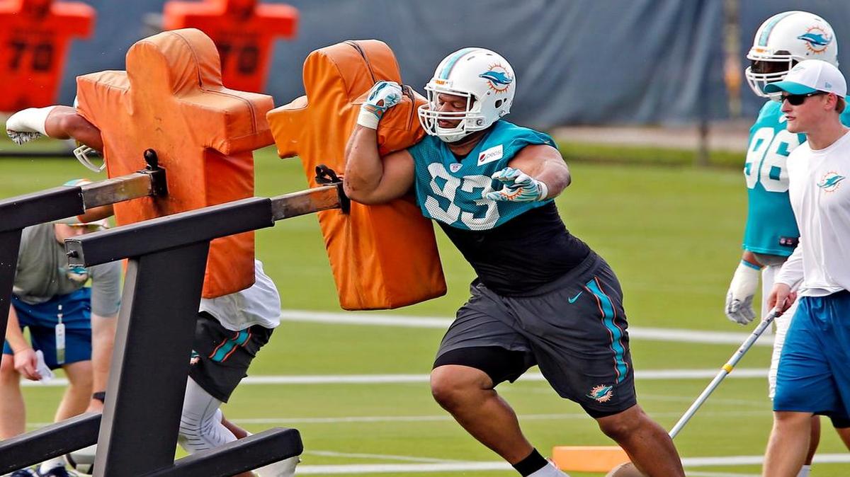 
El defensive tackle de los Dolphins Ndamukong Suh trabaja en el primer día del campamento de entrenamiento, el jueves 30 de julio del 2015, en Davie, Florida.
