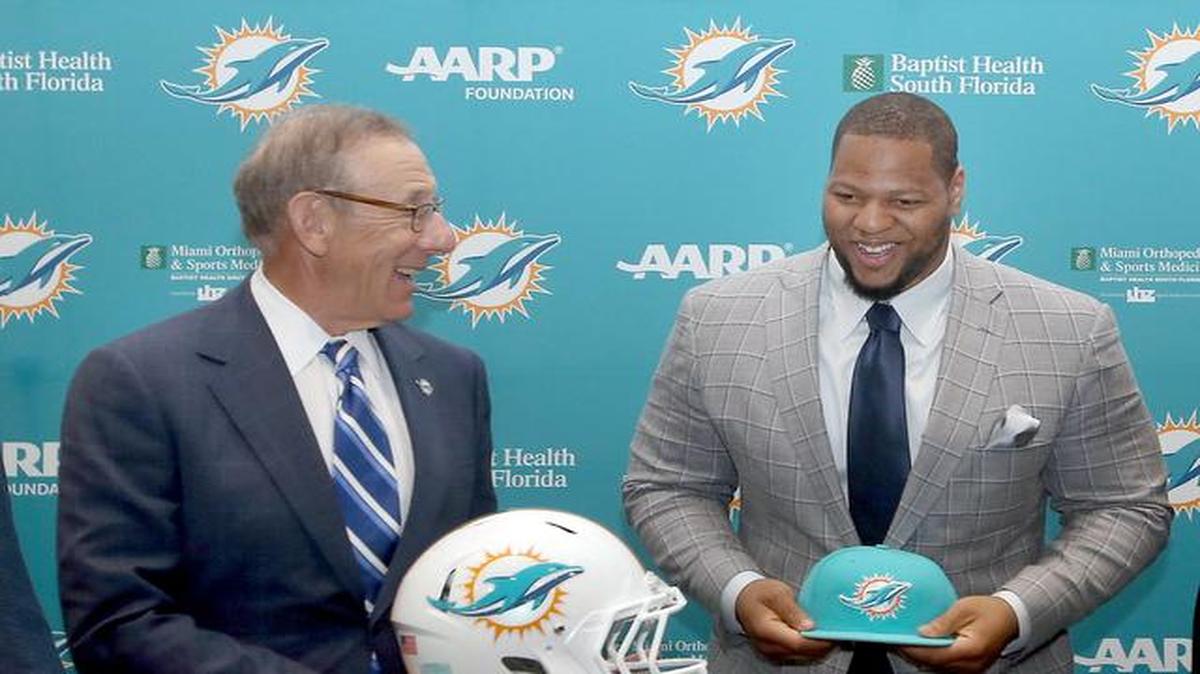 
El dueño de los Dolphins Stephen Ross (izq.) presenta a Ndamukong Suh, el miércoles en Miami.


